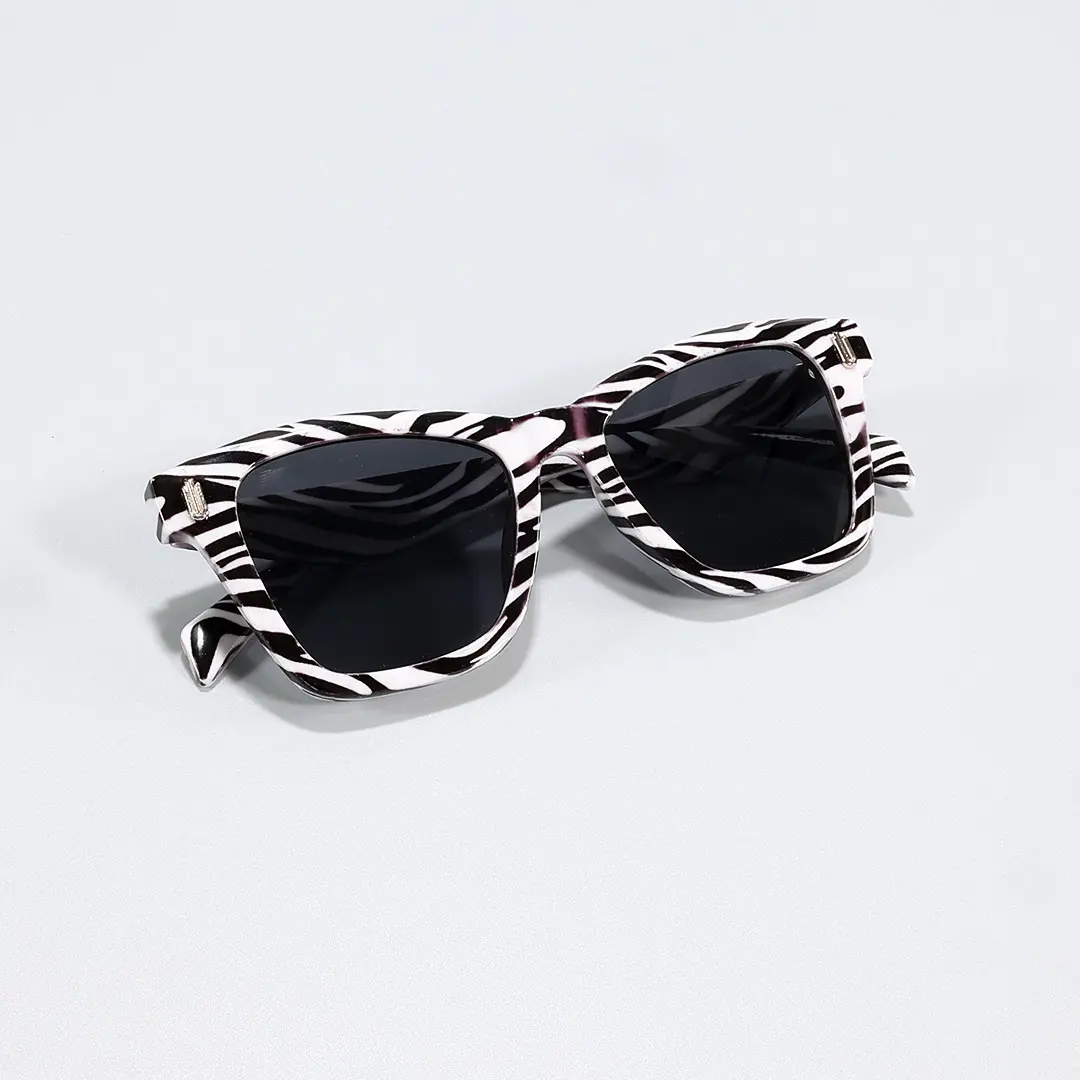 Front folded view of Mala cat eye pc sunglasses CP0122506 in black