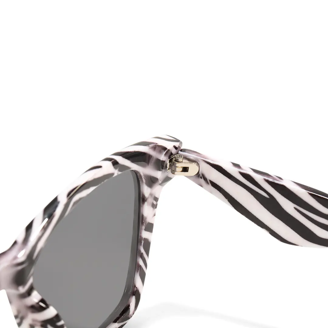 Hinge detail of Mala cat eye pc sunglasses CP0122506 in black