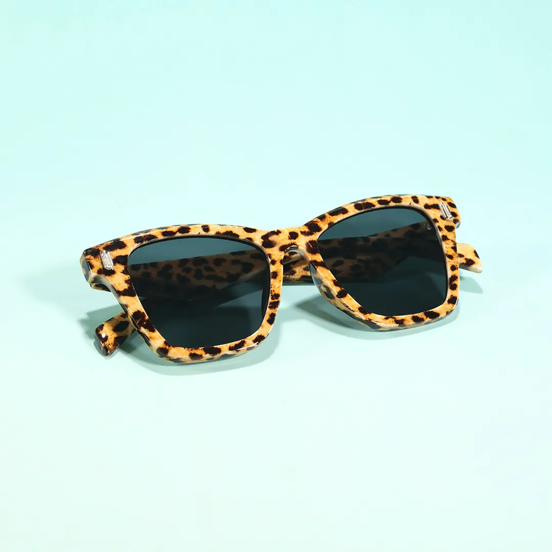 Front folded view of Mala cat eye pc sunglasses CP0122506 in tortoise