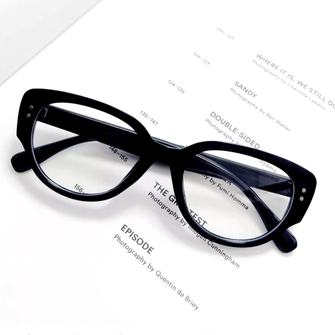 Front folded view of Tame cat eye tr90 eyeglasses CR0172302 in black