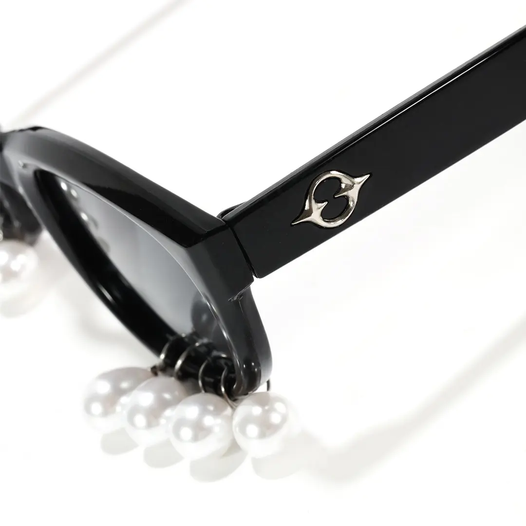 End piece detail of Zale oval pc sunglasses OL0102506 in black