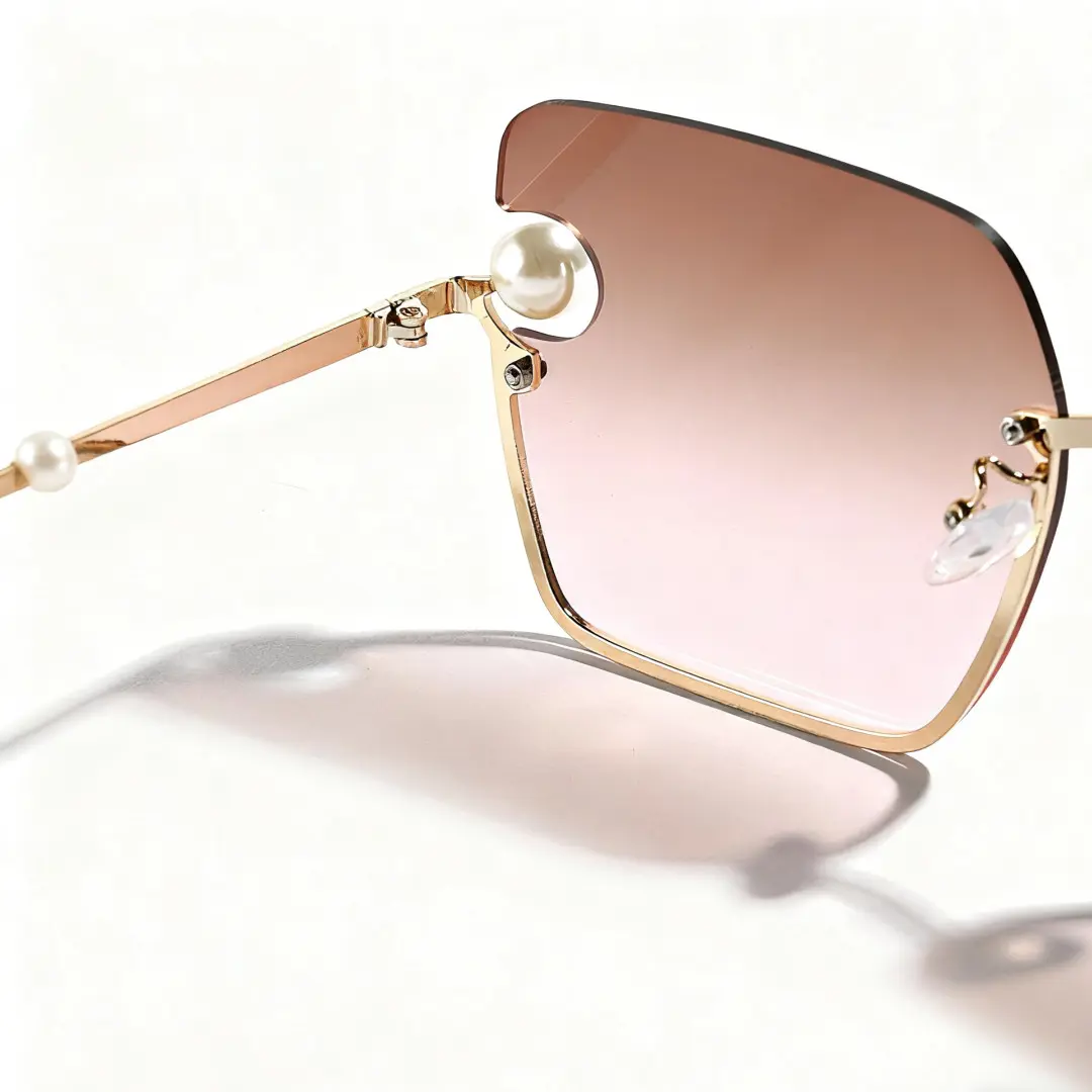 Hinge detail of Zanna square pc sunglasses SP0052505 in pink